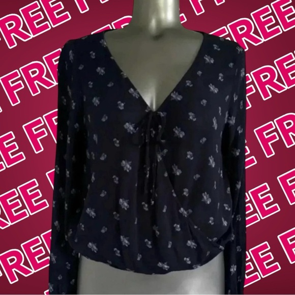 FREE 💟Hollister Boho Crop Top - Picture 1 of 14